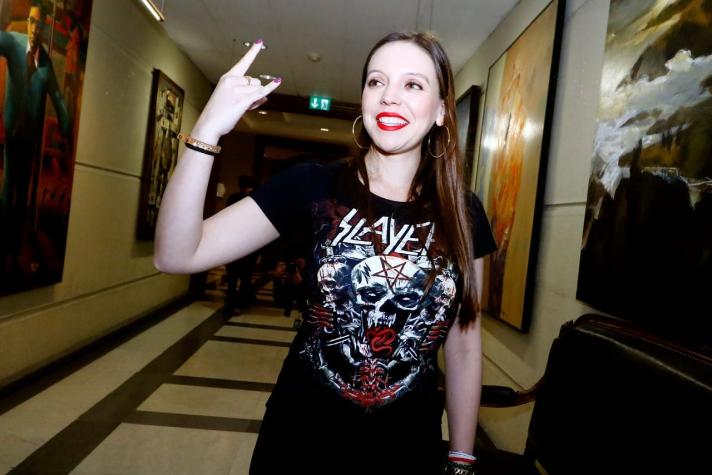 La polera rockera con que Camila Flores entregó un reconocimiento a Tom Araya de Slayer