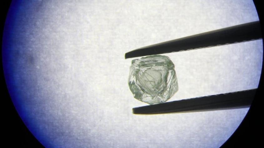 "Una creación única": rarísimo diamante hallado en Siberia que esconde otro diamante en su interior