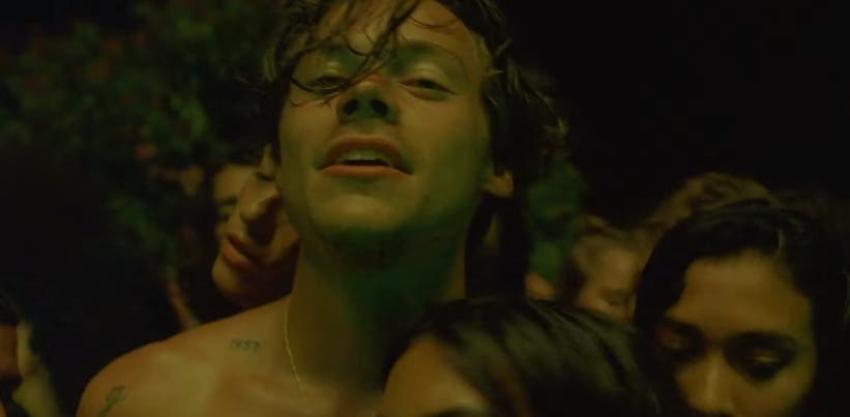 Harry Styles se quita la ropa en el video de su nuevo sencillo "Lights Up"