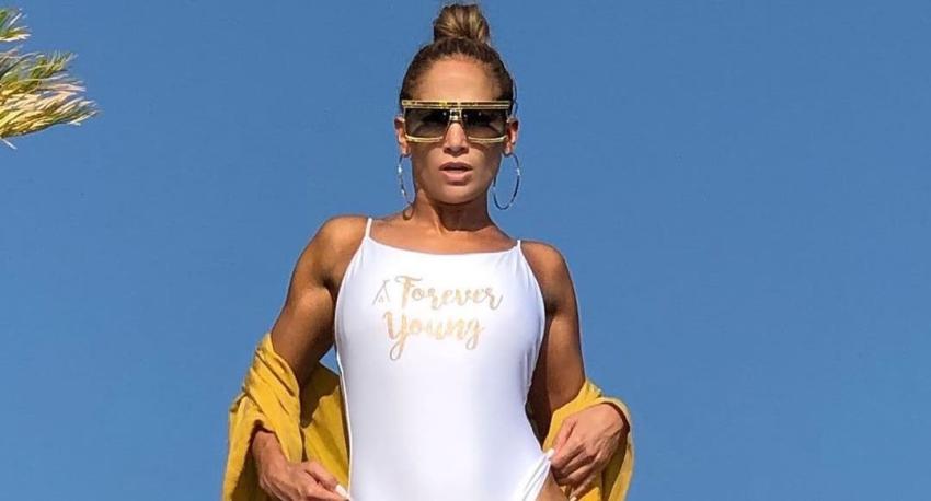 Jennifer Lopez enciende Instagram con destapada foto para promocionar el éxito "Baila conmigo"