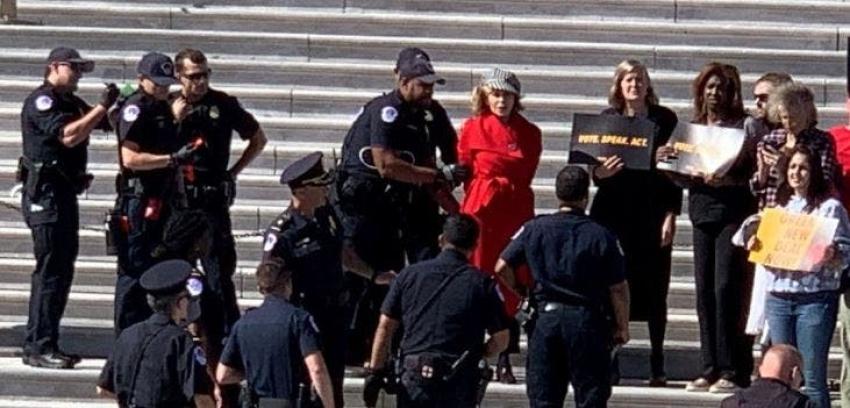 Arrestan a Jane Fonda mientras protestaba contra el cambio climático frente al Capitolio de EE.UU.