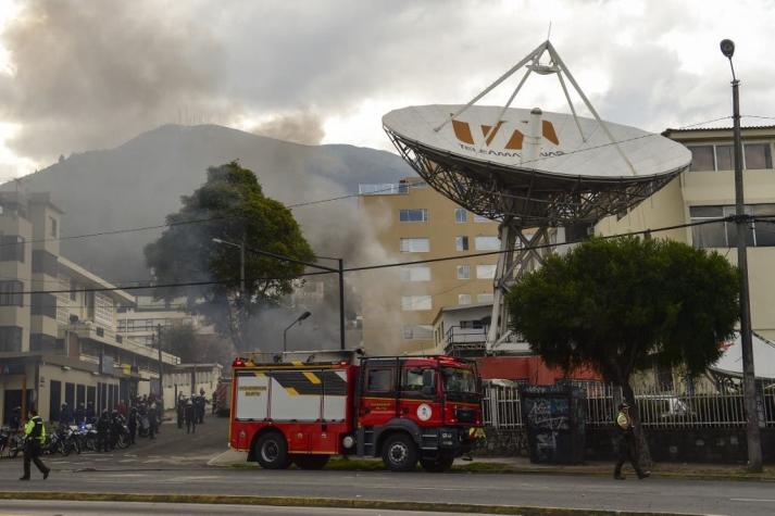 [FOTOS] Manifestantes atacan canal de televisión y periódico en Ecuador