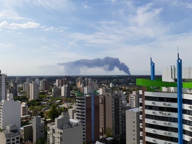 [VIDEO] Gigantesco incendio afecta a destilería en Benavídez, Argentina