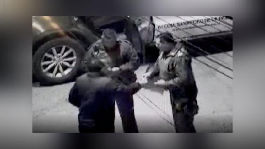 [VIDEO] Hombre en estado de ebriedad intenta sobornar con 20 mil pesos a carabineros y es detenido