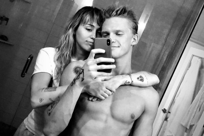 Miley Cyrus y Cody Simpson muestran video íntimo usando filtro de Instagram de Joker