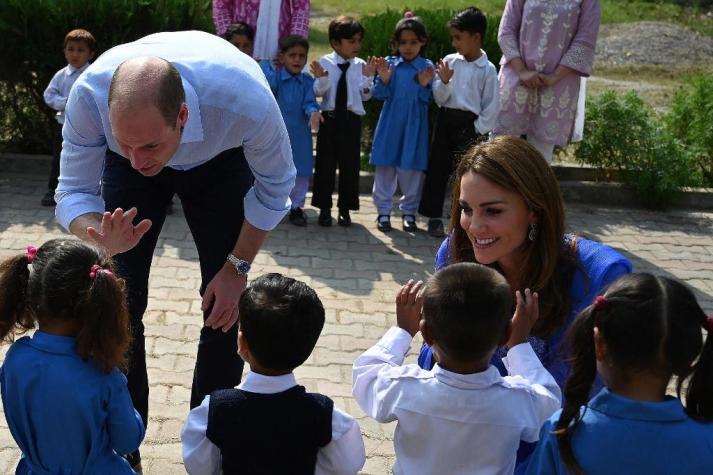 Príncipe William y Kate visitan una escuela para niñas en Pakistán