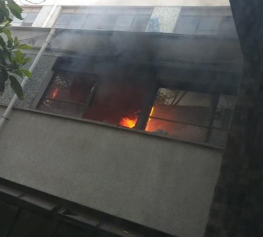 Incendio al interior del Instituto Nacional moviliza a bomberos