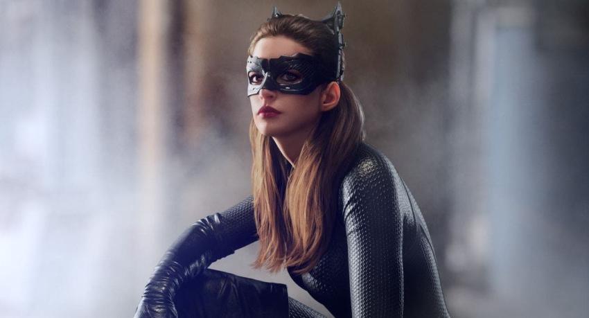 De Catwoman a Catwoman: Anne Hathaway le envía un significativo mensaje a Zoe Kravitz