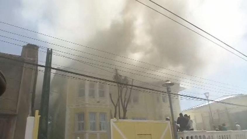 [VIDEO] Incendio afectó casa de acogida del Sename en Cerro Alegre de Valparaíso