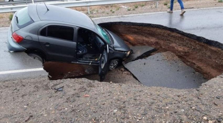 [VIDEO] Un auto fue "tragado" por el pavimento tras ceder el asfalto en una autopista argentina