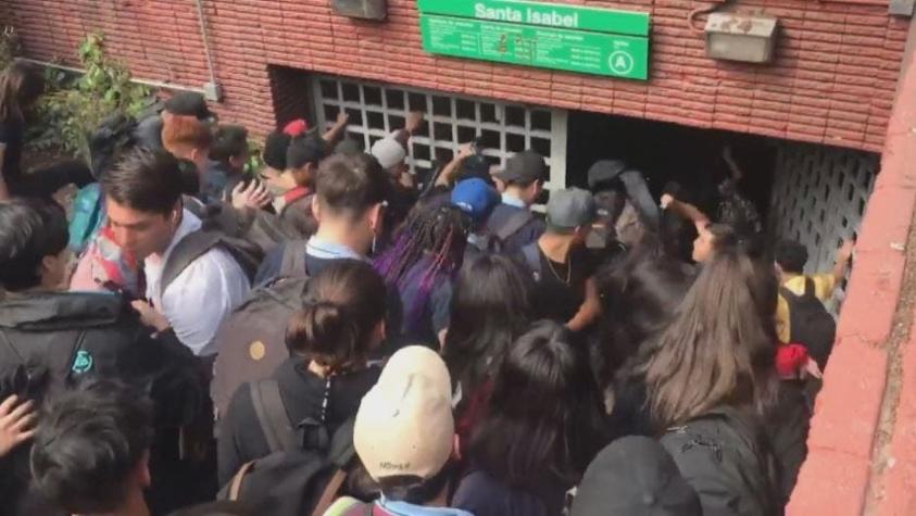 [VIDEO] Revuelo en las autoridades por masiva evasión del pasaje de Metro de escolares