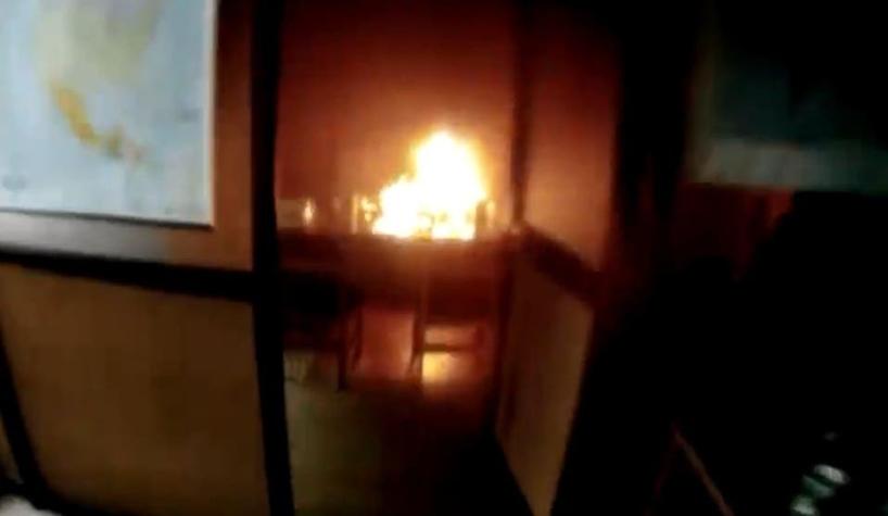Difunden momento en que manifestantes queman inspectoría del Instituto Nacional