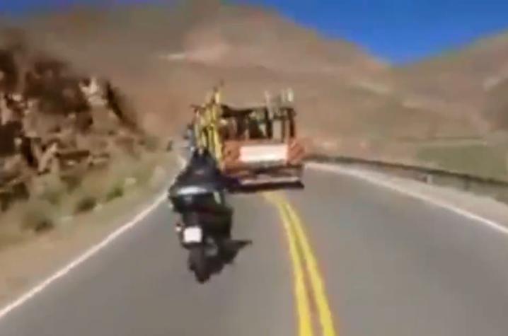 [VIDEO] Detienen a camionero chileno que se cruzó de pista y casi atropella a motociclista
