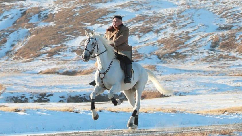 Las "épicas" fotos de Kim Jong-un en el monte sagrado Paektu (y qué puede haber detrás de ellas)