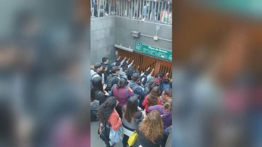 [VIDEO] Derriban reja en estación Plaza de Armas en medio de llamado a evasión masiva
