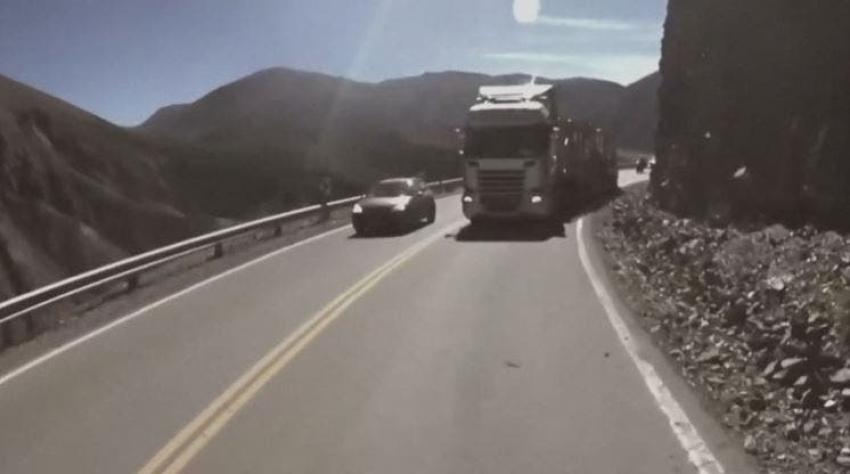 [VIDEO] Graban ''criminal'' maniobra de camionero: Motociclista se salvó de morir por centímetros