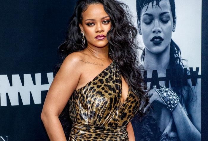 La infartante caminata en slow motion (y bikini negro) con la que Rihanna rompió Instagram