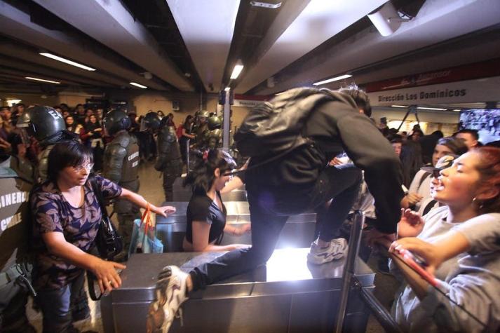 Nueva jornada de evasión en Metro por alza de pasajes obliga a empresa a cerrar estaciones