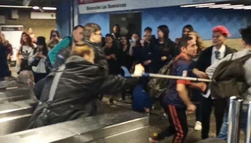 [VIDEO] Indignada usuaria las emprende a bastonazos contra evasores del Metro en estación Salvador