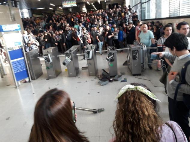 [VIDEO] Evasores manifestantes destruyen torniquetes en Metro San Joaquín