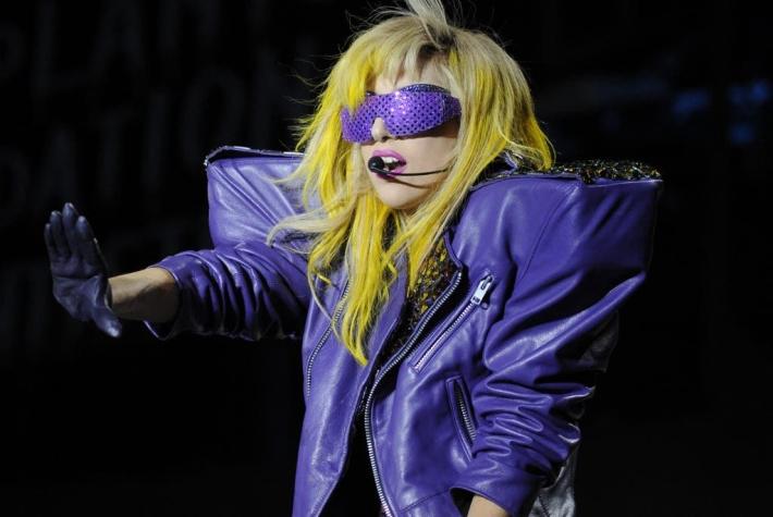 Lady Gaga sufre accidente en pleno escenario por culpa de un fan