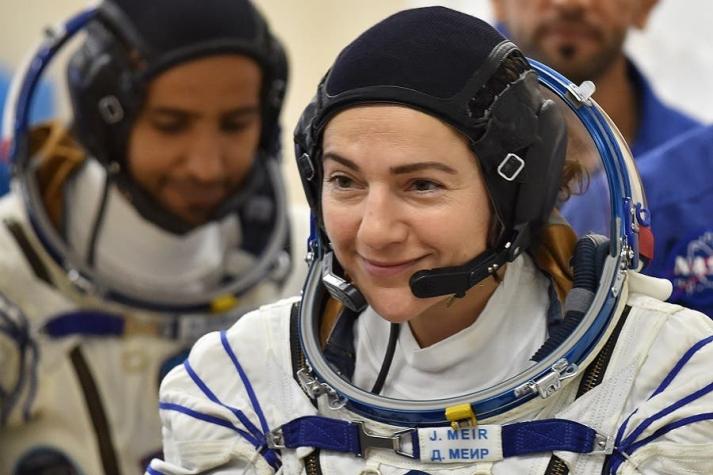 Astronautas realizan la primera caminata espacial femenina