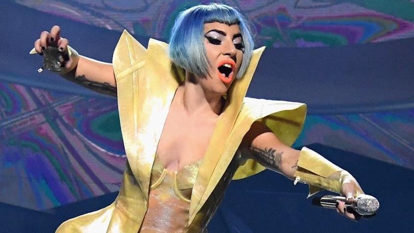 Lady Gaga: la estrepitosa caída de la artista desde el escenario junto a un fan durante un show