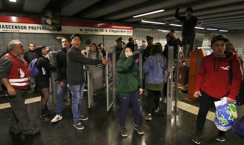 Metro por evasiones masivas: Daños alcanzan los 500 millones de pesos
