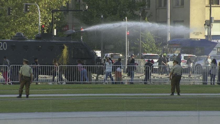 Incidentes frente al Palacio de La Moneda tras jornada de evasiones en el Metro de Santiago