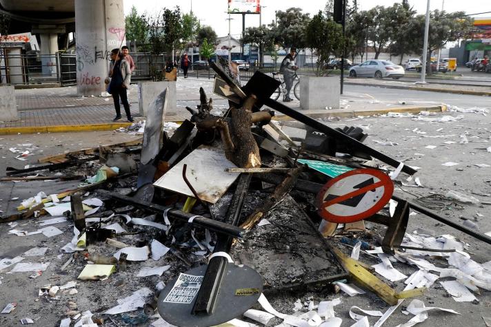 Con daños en infraestructura pública: Así amaneció Santiago tras la jornada de protestas y desmanes