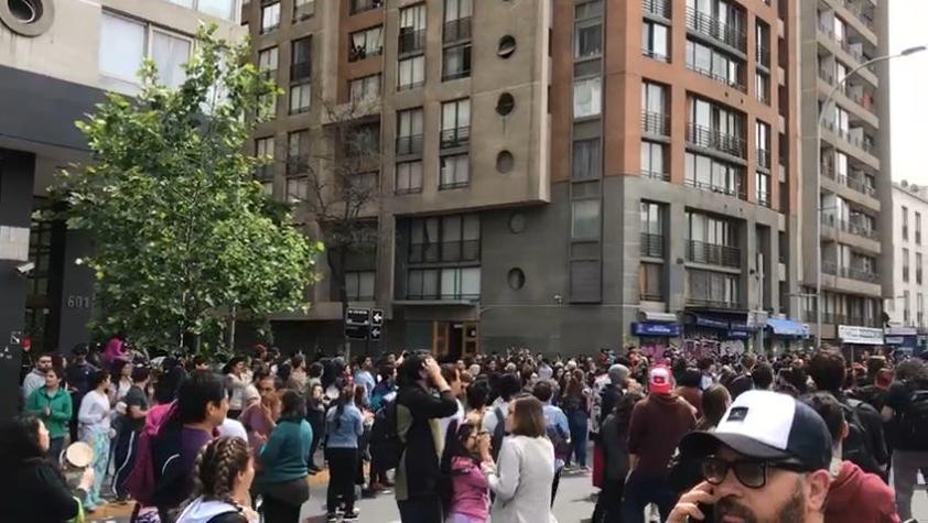 Manifestantes realizan "cacerolazo" en medio de Estado de Emergencia en Santiago