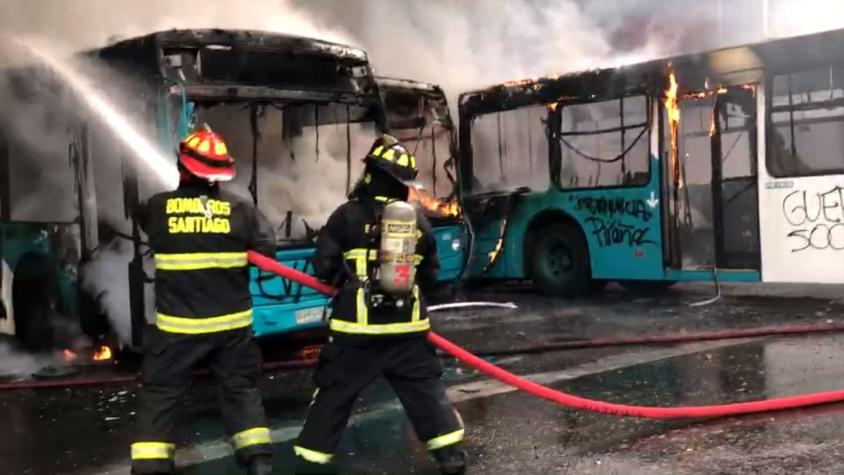 [VIDEO] Incendian al menos seis buses de Red en el centro de Santiago