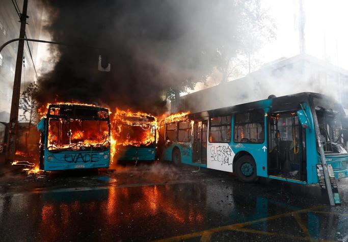 Transantiago confirmó suspensión de servicios tras quema de buses en centro de Santiago