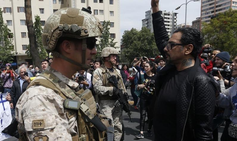 Vocalista de Lucybell increpó a militares en la calle en medio de protesta en Santiago