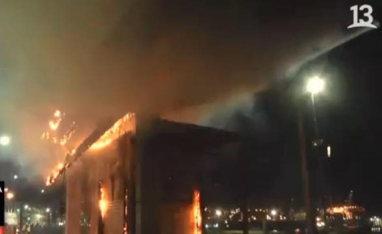 Valparaíso: Estación Bellavista del Merval arde en medio de protestas en el Puerto