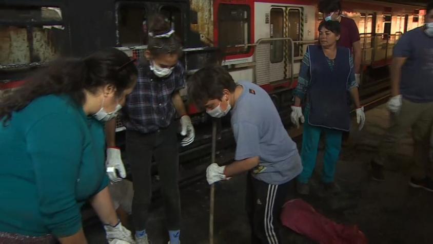 [VIDEO] Vecinos de Lo Prado se organizan para limpiar destruida estación San Pablo del Metro