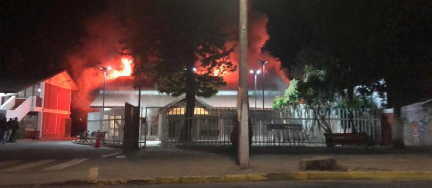 [VIDEO] Incendio destruye gran parte de la Municipalidad de Olmué