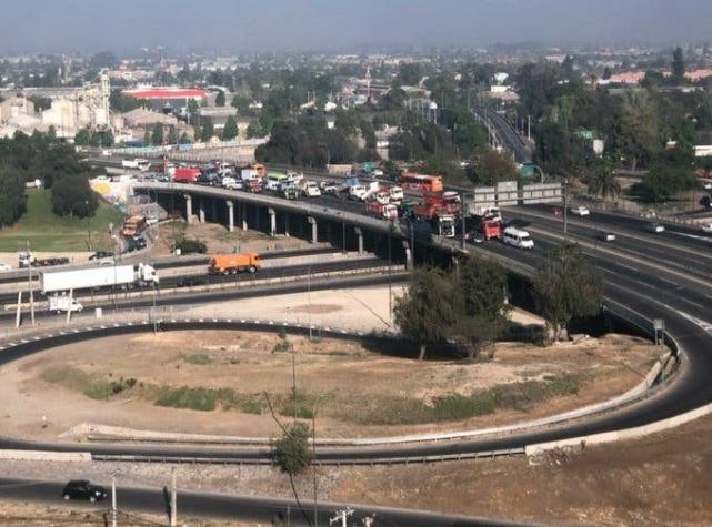 Camioneros se manifiestan en autopistas de la región Metropolitana