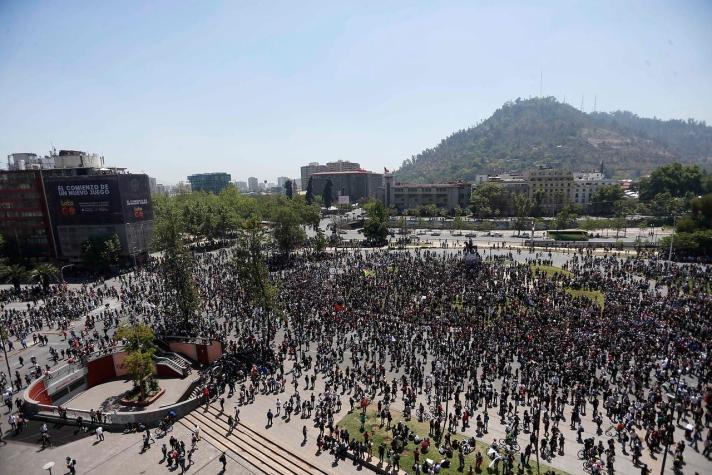 Nuevo llamado a protesta: Miles de personas se reúnen este lunes en Plaza Italia
