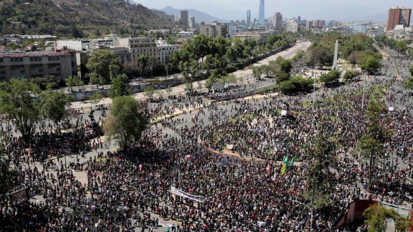 La imagen de la multitudinaria marcha pacífica que muestra la otra cara del descontento en Chile