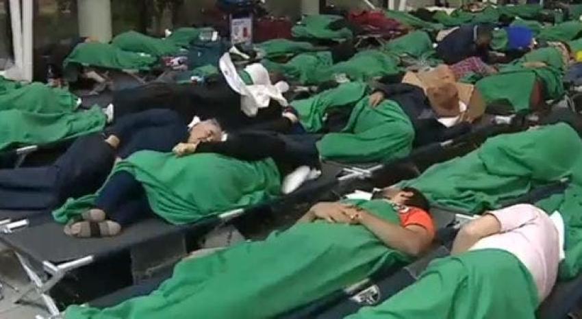 Durmiendo en camas de campaña: La situación de los pasajeros varados en el aeropuerto de Santiago