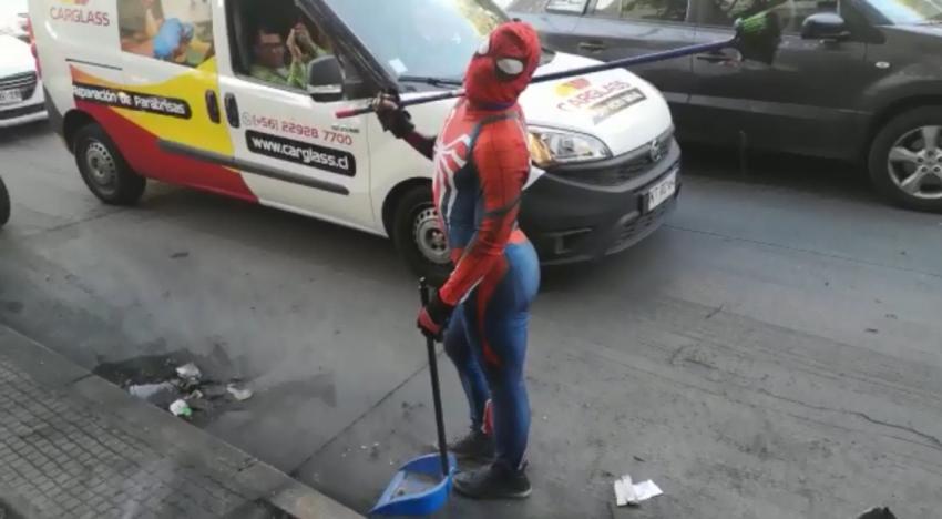 "Sensual Spiderman" se suma a las labores de limpieza tras manifestaciones en Santiago