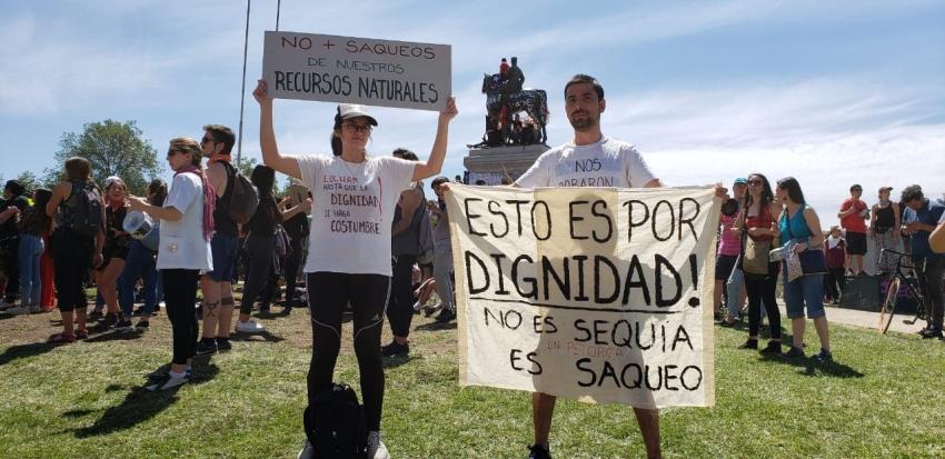 "Esto es por dignidad": Los carteles que se tomaron la multitudinaria protesta en Plaza Italia