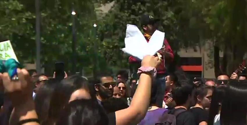Cuecazo pacífico se impone como nueva forma de protesta frente a La Moneda