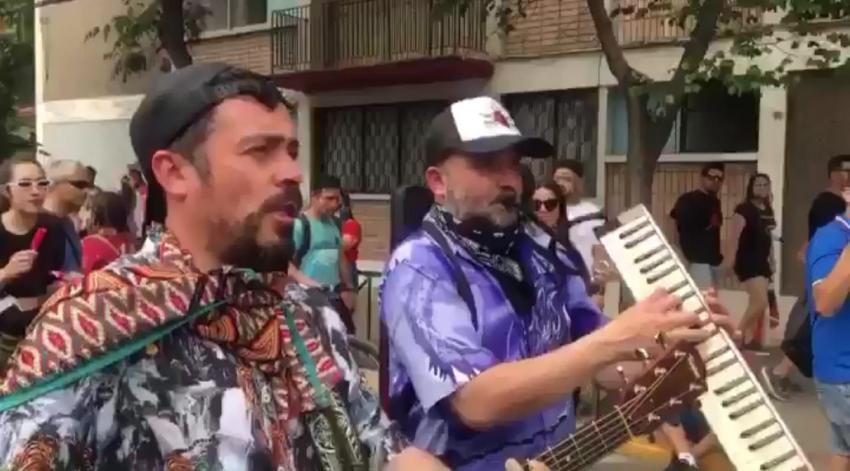 Músicos de "31 Minutos" se sumaron a las manifestaciones con su arte durante las protestas en Chile
