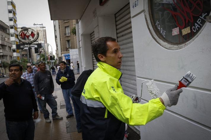 [VIDEO] Alcalde de Santiago encabeza campaña de limpieza de fachadas junto a voluntarios