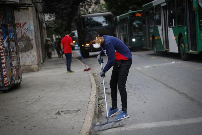 Cientos de voluntarios se reúnen para limpiar fachadas y pintar calles de Santiago
