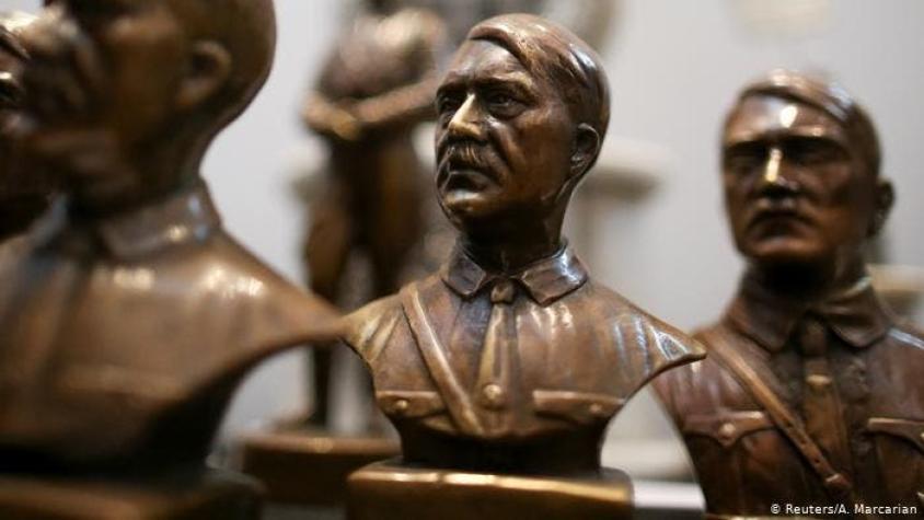 Un busto de Hitler, listo para educar en Argentina