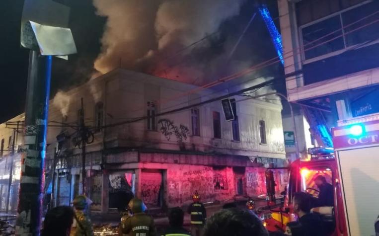 [VIDEOS] Incendio arrasa con farmacia en Valparaíso