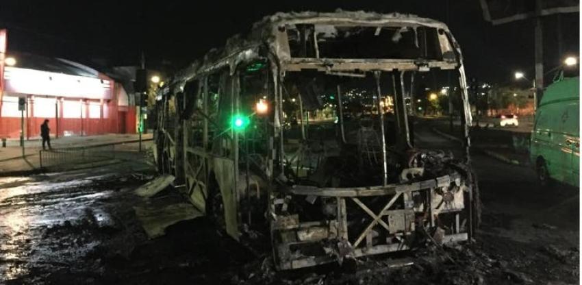 Encapuchados incendian bus de Transantiago en Peñalolén